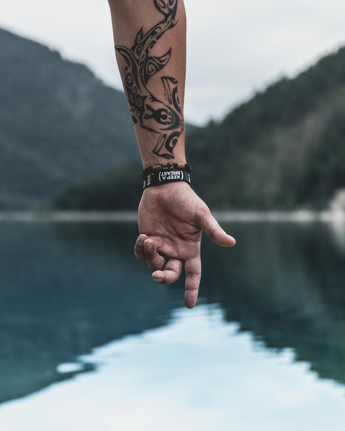 Motif scandinave sur la main, amour de voyager tatouage manchette homme, tatouage original, dessin décoratif