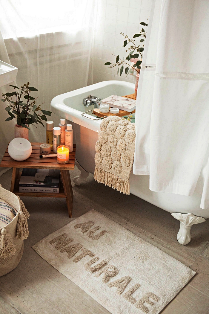 inspiration salle de bain d'esprit zen et nature avec tapis douillet de chez urban outfitter et un décor relaxant autour de la baignoire