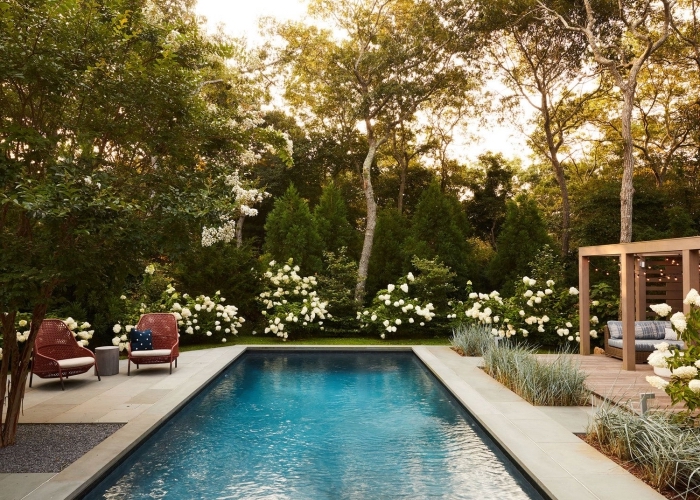 idée aménagement entourage de piscine, déco cour arrière avec espace baignade, meubles de jardin moderne
