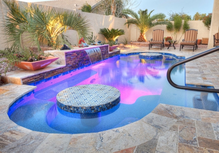 idée aménagement extérieur avec piscine, décoration cour arrière avec dalles et pierre, quelles plantes autour de la piscine