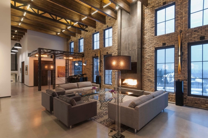 design intérieur style industriel dans un salon à plafon haut, idée canapé pour salon industriel, lampe sur pied en métal