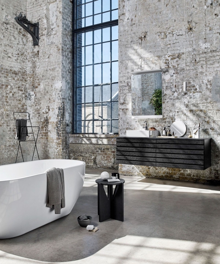 aménagement salle de bain loft, idée deco industrielle dans salle de bain, meuble salle de bain en bois gris anthracite