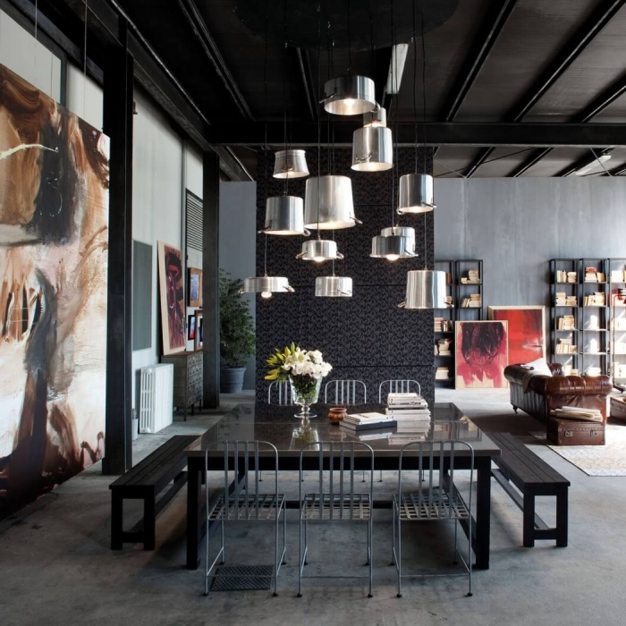 idée deco industrielle dans un salon gris ouvert vers la salle à manger, exemple art mural avec peinture, meuble rangement en métal