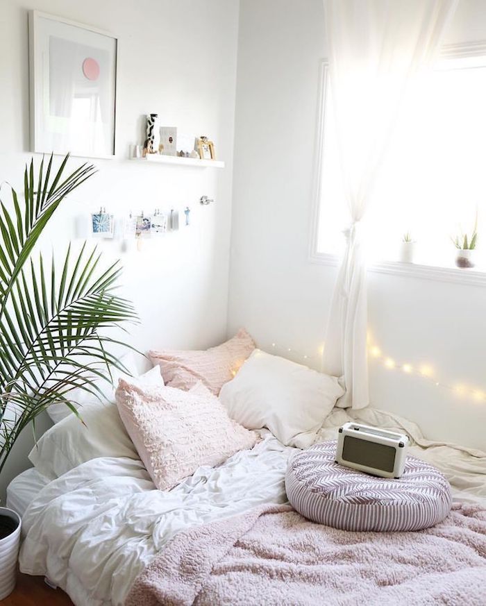 Linge de lit blanc et rose, plante verte palmier, guirlande lumineuse, beau rangement chambre, comment décorer sa chambre, déco scandinave