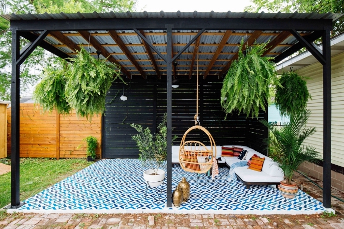 amenagement jardin photos, comment décorer une pergola avec chaise suspendue, déco de terrasse avec dalles