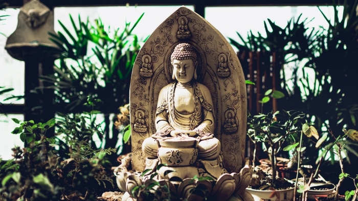 exemple de fond d écran gratuit pour ordinateur, idée photo de jardin zen avec statuette boudhha et plantes vertes