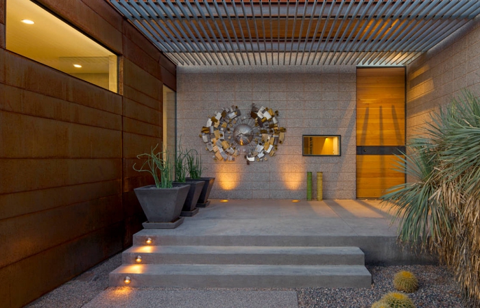 modèle d'entrée maison moderne, idée éclairage escalier extérieur, décorer son entrée avec grands pots en béton