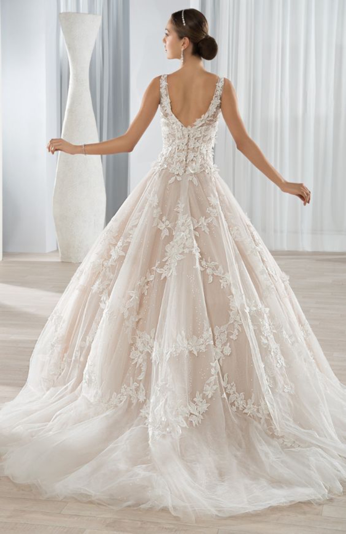 Dentelle robe de mariée de princesse de luxe, choix de modèle de robe pour mariage femme jolie chignon basse 