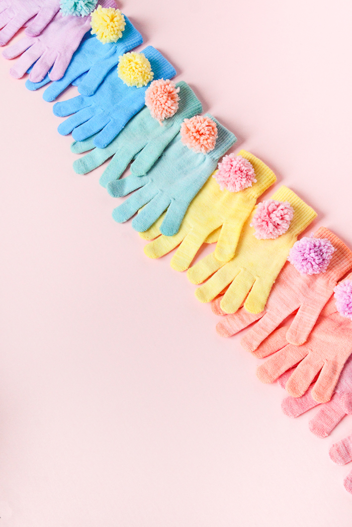 cadeau pour la fête des mères, modèle de gants colorés avec déco pompon en laine, activité manuelle amusante