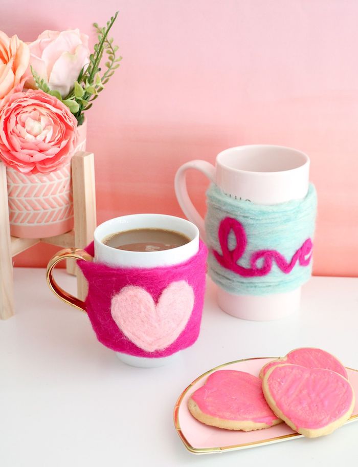 idée cadeau a fabriquer, modèle de décoration tasse de café en feutre rose fuschia avec coeur rose pastel, activité manuelle amusante