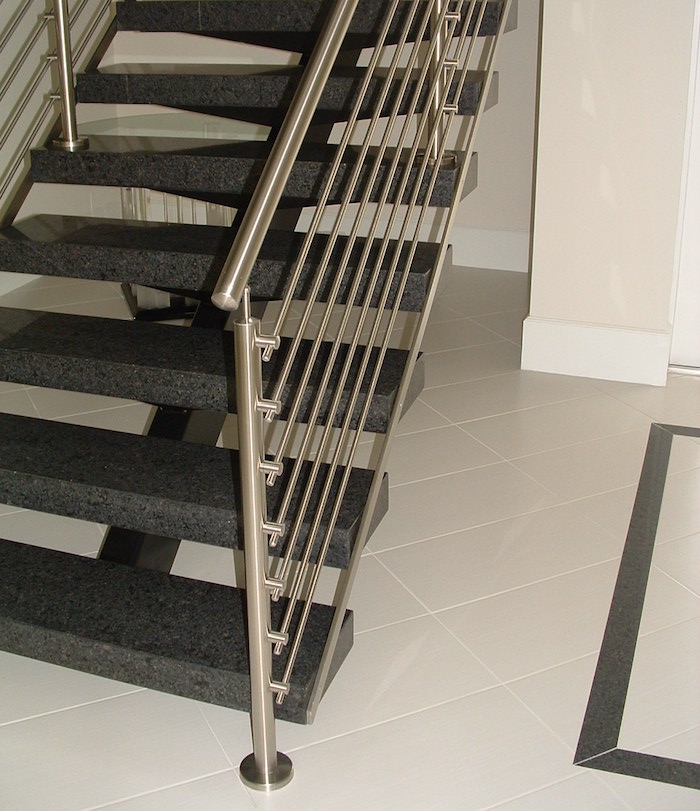 escalier maison avec rambarde en metal avec tubes inox fixation à la française