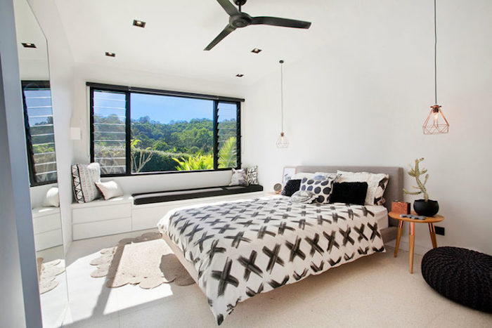 Aménagement chambre à coucher moderne style minimaliste, linge de lit géométrique motif, comment bien ranger sa chambre, astuce rangement chambre chic