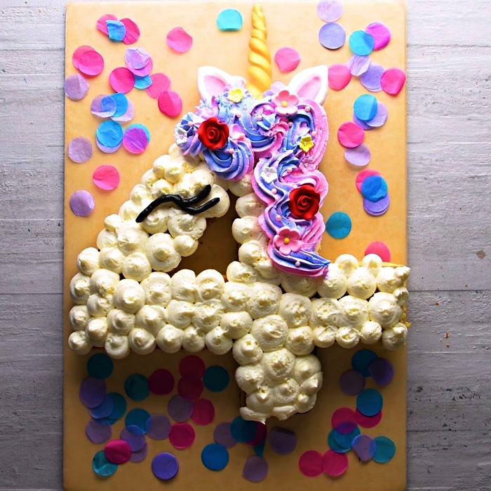 gâteau licorne en forme de chiffre recouvert de crème au beurre vanille et de glaçage rose-violet, gateau anniversaire fille sur le thème licorne
