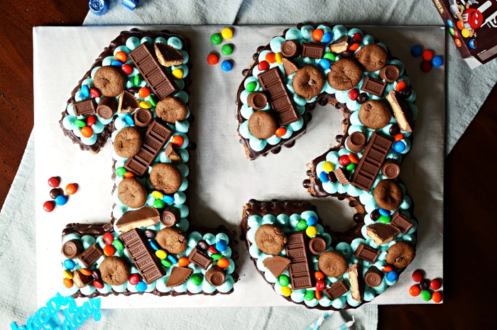 recette de number cake chocolat garni de crème beurre bleu, biscuits au chocolat et morceaux de chocolat