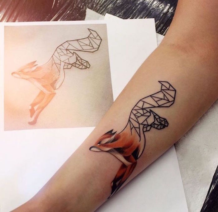 Renard géométrique avec moitié réaliste coloré, tatouage fleur, swag tatouage original, dessiner un image swag sur soi 