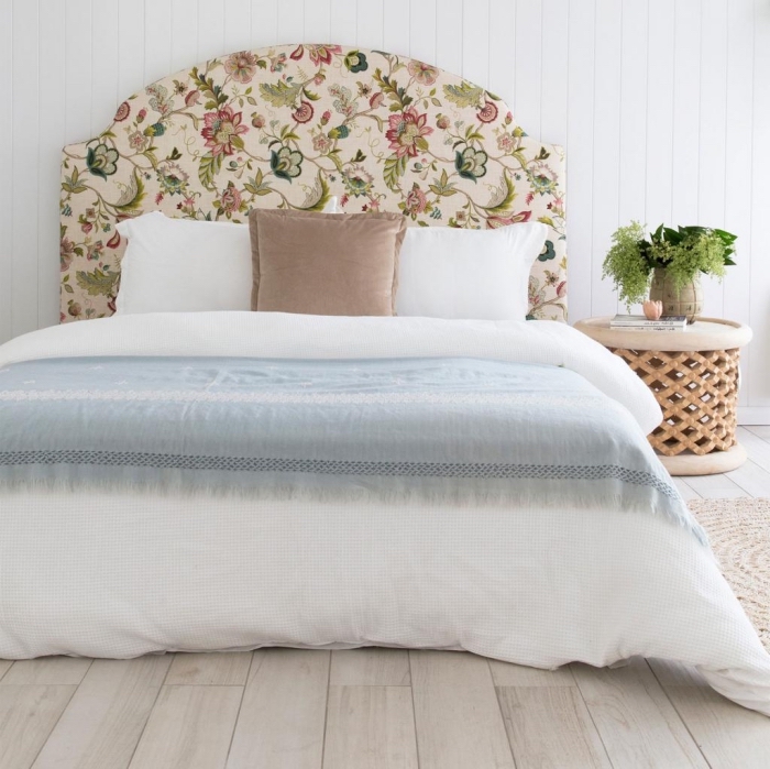 idée pour personnaliser une tête de lit avec tissu aux motifs floraux, déco chambre adulte aux murs blancs avec parquet