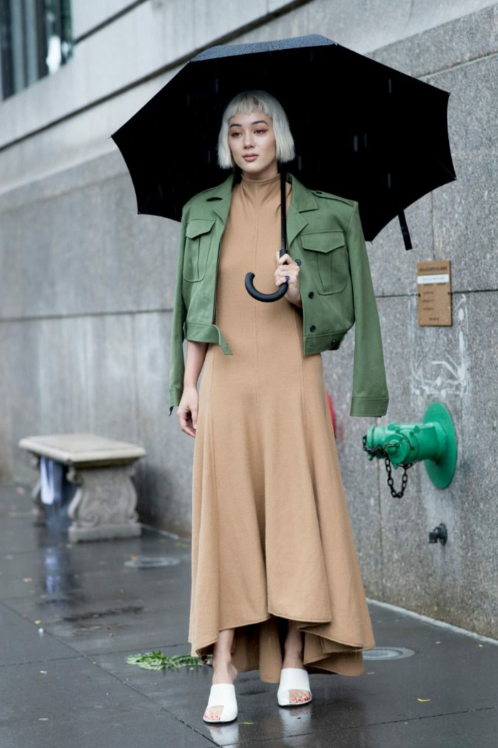 grand parapluie noir, robe beige, veste verte, style casual chic, coiffure carré