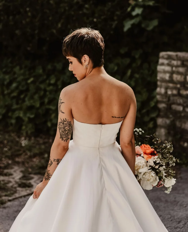 robe de mariee tatouage bras femme coiffure mariage cheveux courts