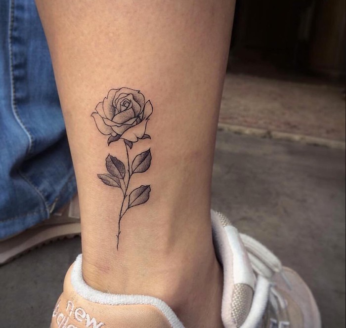 Rose sur le pied, fille baskets new balance, tatouage main, tatouage original, inc image swag tendance rose 3d