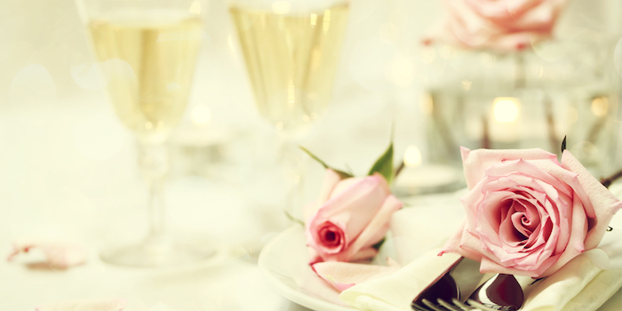 roses-dans-assiette-image-fête-des-mères-bonne-fete-maman-image-de-printemps-belles-images-fete-des-meres-envoyer-message-à-maman Rose et tasses de champagne, fete des meres cadeau, images fête des mères, photo gratuite à partager