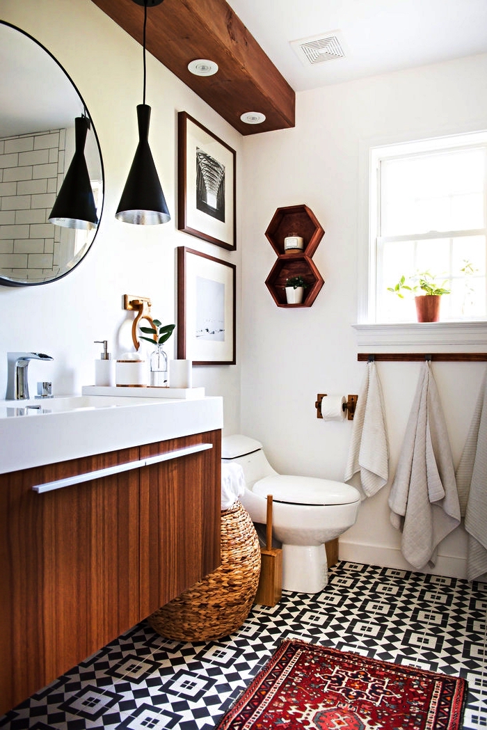 salle de bain 6m2 en bois et blanc, au sol en carreaux de ciment, petite salle de bains d'esprit vintage scandinave avec meuble sous vasque suspendu 