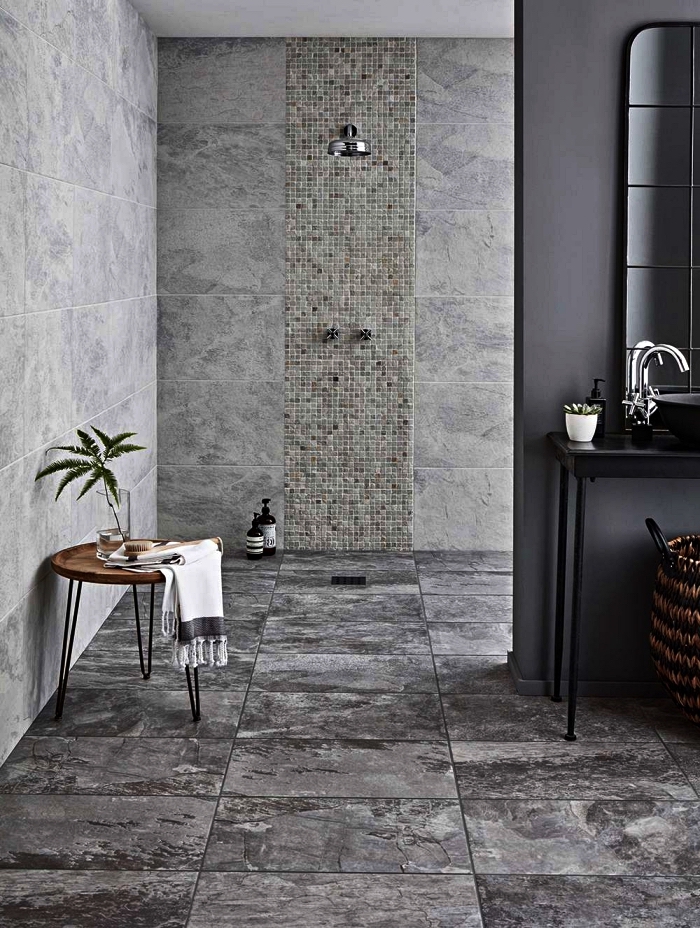 une salle de bain contemporaine en ardoise grise et au design épuré avec douche discrète et ouverte qui se fond dans le décor