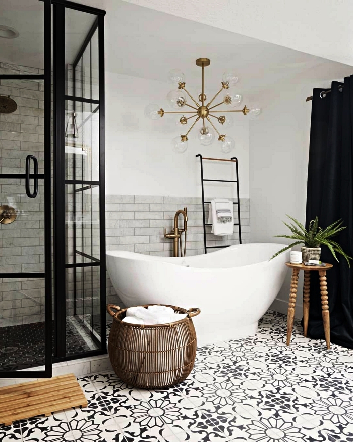 salle de bain gris et blanc au sol de carreaux de ciment, espace douche sur un plancher surélevé délimité par une verrière