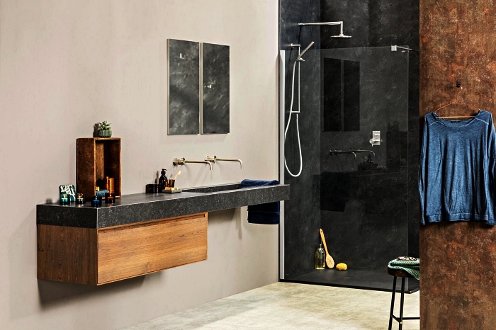 une salle de bain de luxe avec cabine de douche et plan vasque en marbre noir, meuble sous vasque suspendu en bois aux lignes épurées