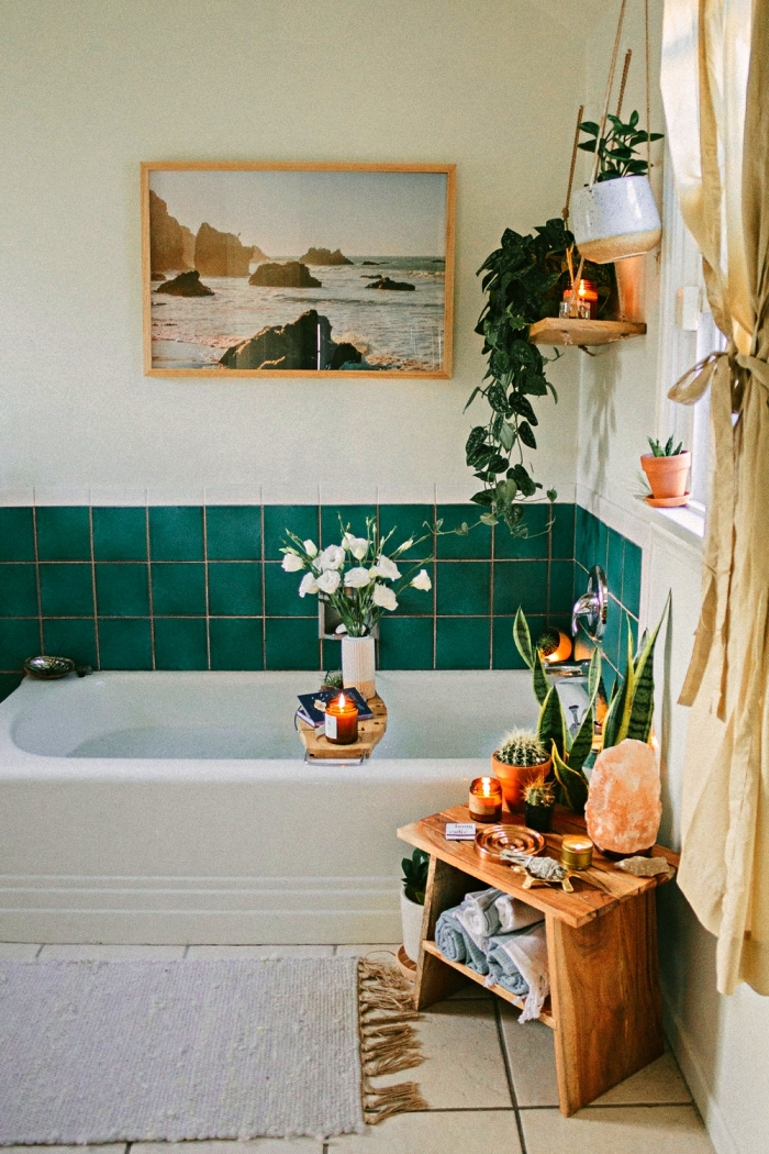 salle de bain nature de style bohème avec baignoire et crédence en carrelage vert émeraude