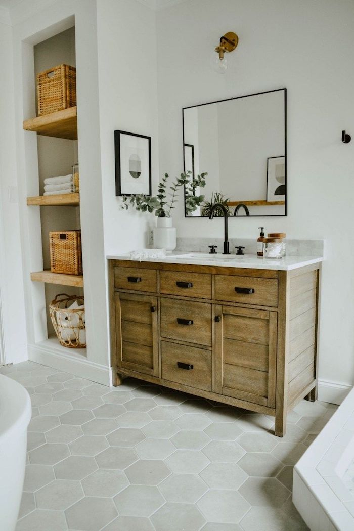 Miroir et plante verte pour deco, meuble sdb, salle de bain en bois et blanc, comment décorer la salle de bain en blanc avec meubles en bois