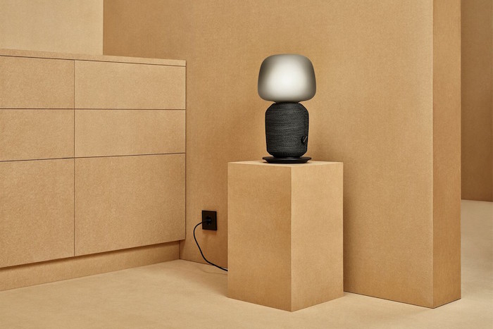 La version lampe de la gamme Symfonisk intègre un haut parleur et peut être pilotée par les applications Ikea et Sonos dédiées à la robotique 