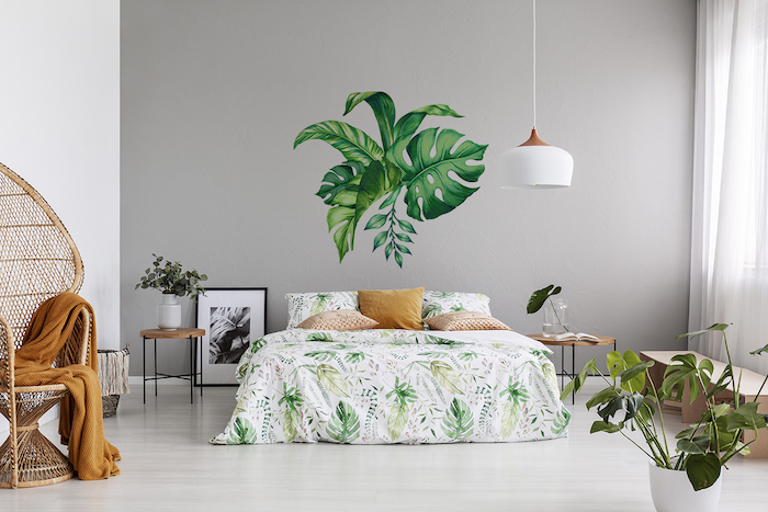 idée déco pour embellir votre chambre à coucher, stickers muraux feuilles tropicales, effet deco nature 