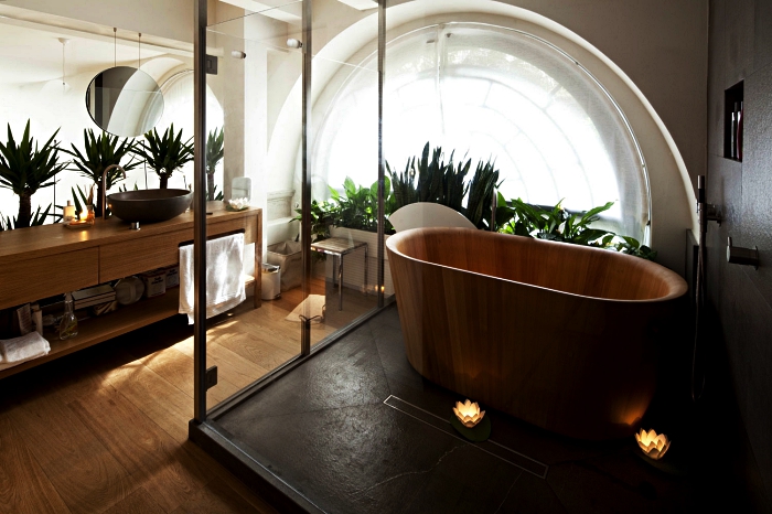 deco salle de bain zen en bois et blanc avec baignoire îlot en bois sur podium, meuble salle de bains en bois avec vasque à poser ovale en granit