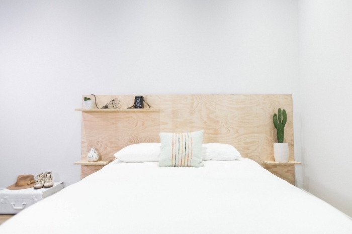 déco minimaliste dans une chambre blanche avec meubles bois, idée pour réaliser une tete de lit avec rangement
