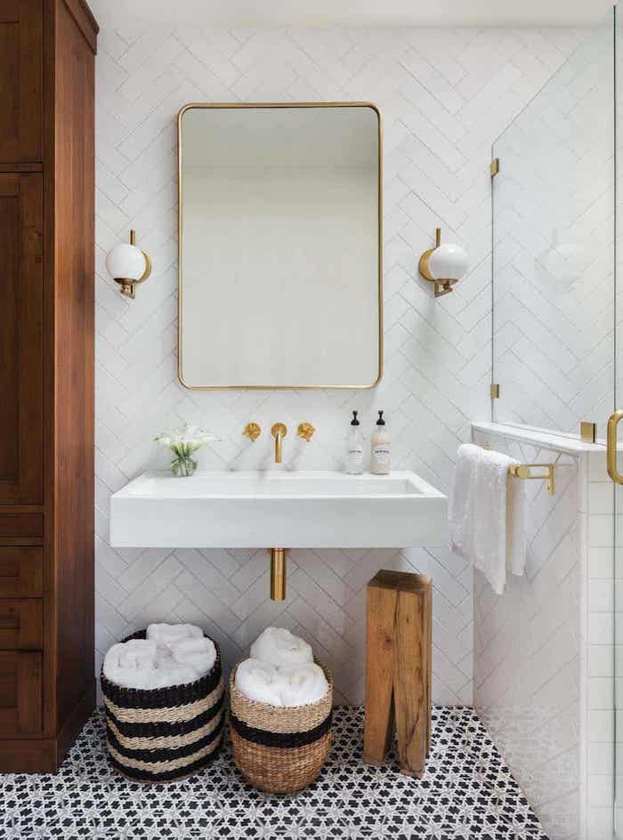Doré détails et robinets or jaune, salle de bain noir et blanc, salle de bain moderne aménagement, baskets pour les serviettes 