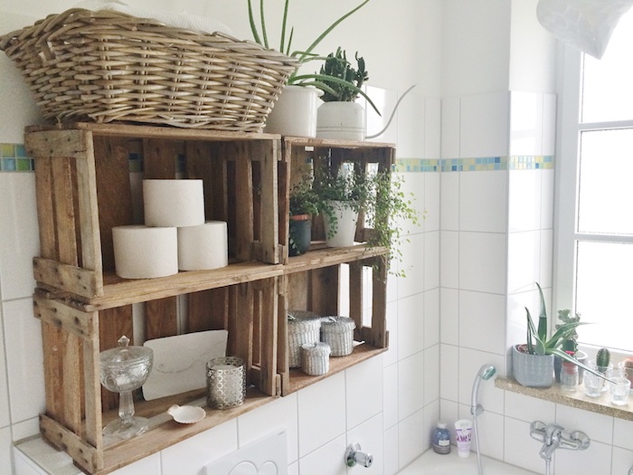 DIY meuble rangement en baskets bois recyclés, decoration petite salle de bain, une salle de bain moderne