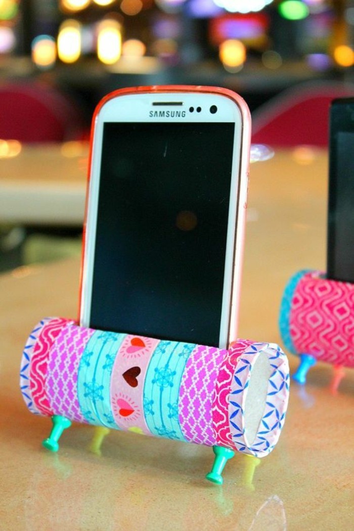 accessoire pour smartphone fait main, projet créatif avec washi tape, comment recycler rouleaux toilettes, idée cadeau diy