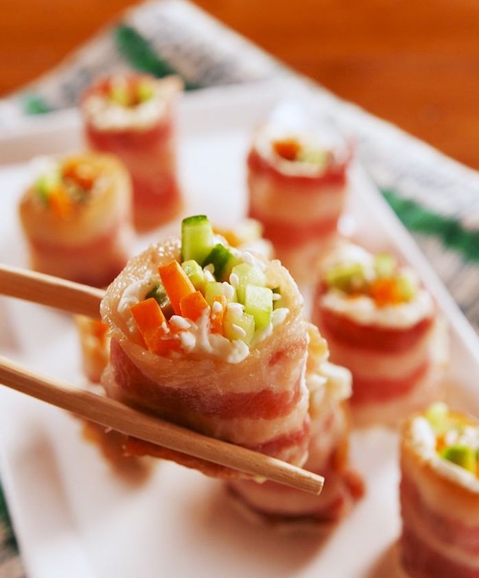 idee de sushi recette sans riz à partir d une tranche de lardon avec des concombres, carottes et sésame, repas du soir équilibré