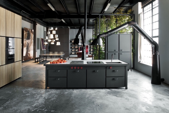 modèle de cuisine style industriel avec plafond noir, meubles de cuisine en bois clair sans poignées, agencement cuisine avec îlot
