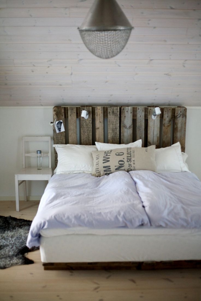 modèle tete de lit fait maison, que faire avec des palettes, décoration chambre rustique avec meubles bois clair et foncé