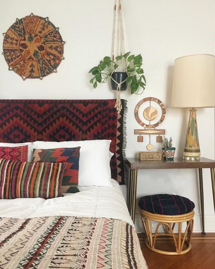 chambre hippie chic avec objets ethniques, décoration style bohème avec suspension murale, exemple tete de lit en tissu
