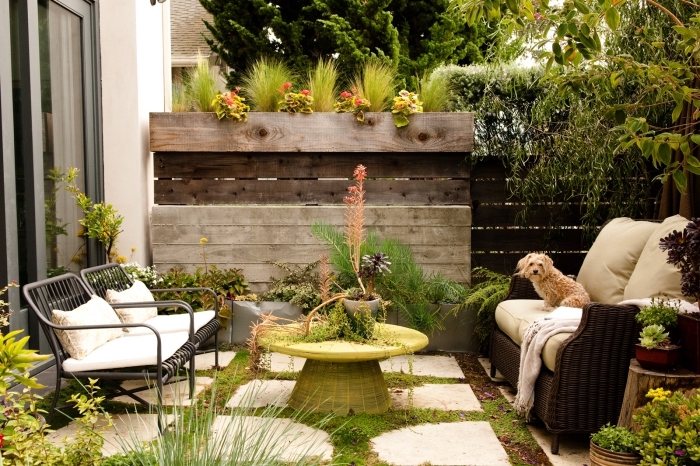 aménagement extérieur maison, quelles plantes pour un petit jardin, comment décorer une cour arrière avec meubles jardin