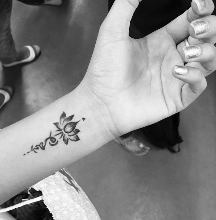 Lilie tatoo femme poignet, phrase tatouage, idée tatouage graphique, quel est la signification de mon tatou