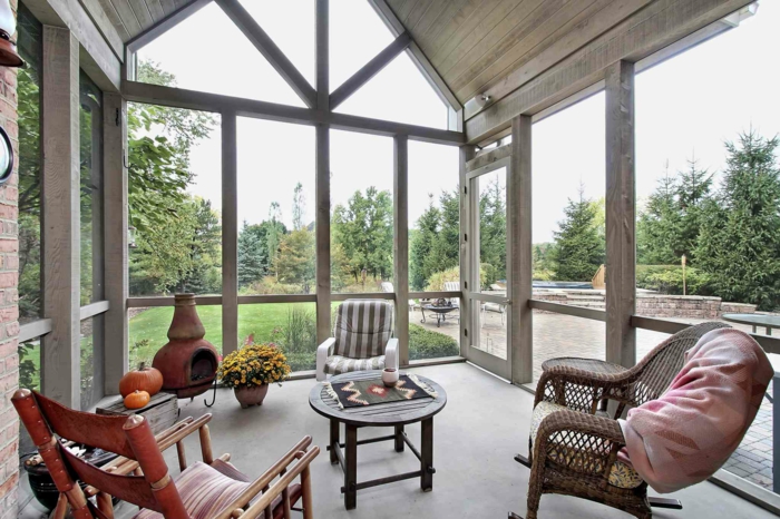 veranda moderne, grandes fenêtres, chaises confortables, véranda style victorien