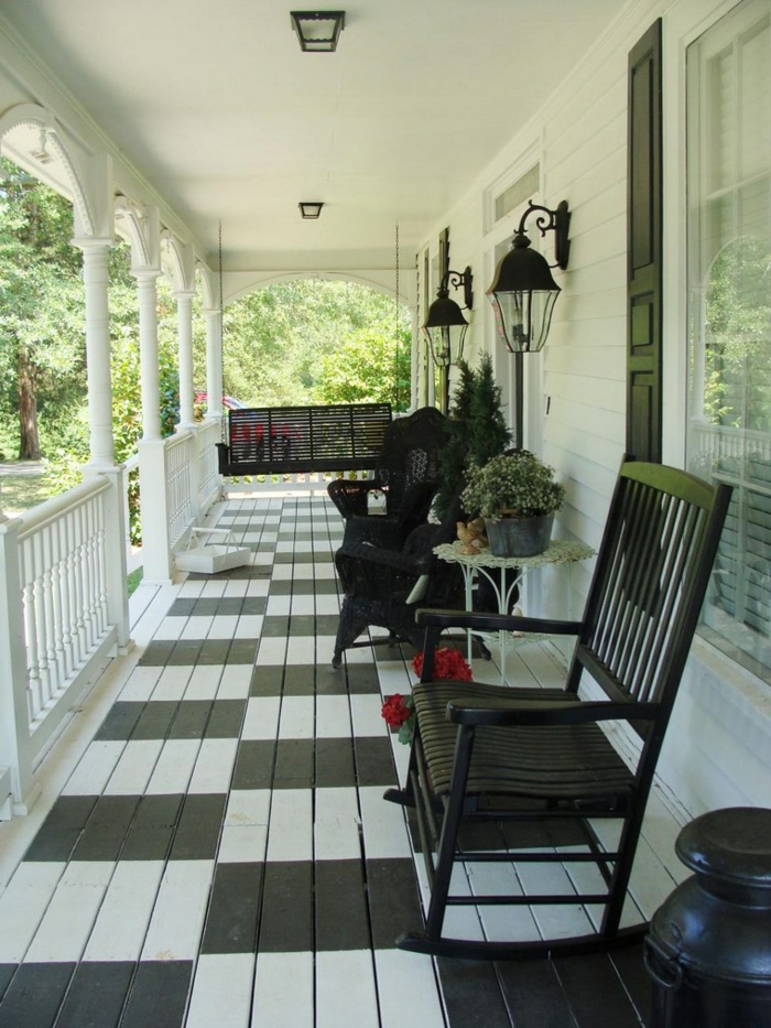deux chaises noires sur le sol noir et blanc d'une veranda moderne ouverte, deco veranda style italien