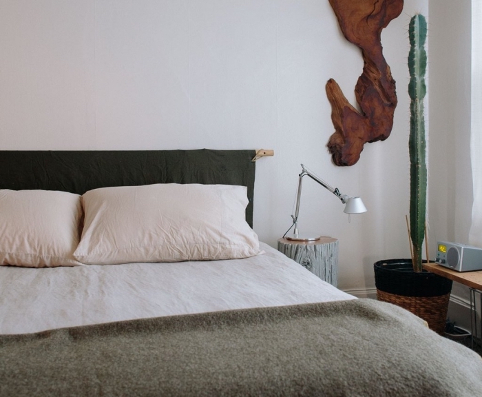 aménagement chambre à coucher minimaliste, déco pièce blanche avec plante verte et meubles bois, diy tête de lit en tissu