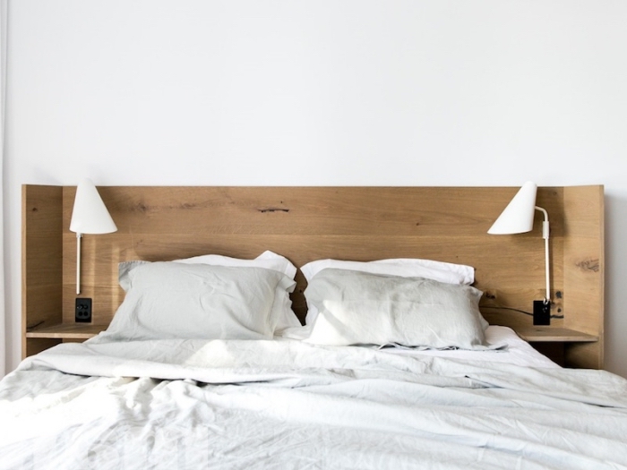 décoration chambre en blanc et bois, modèle de tete de lit avec rangement à réaliser soi-même, modèle lampe de chevet blanche