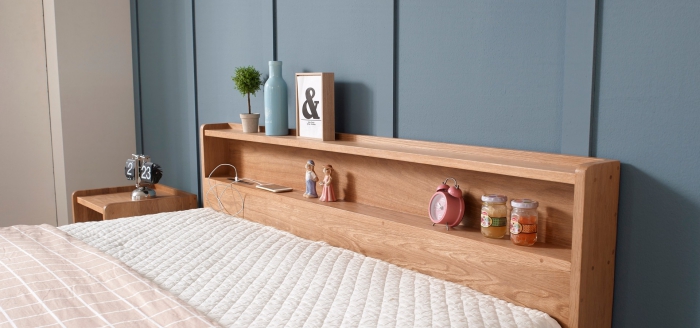 modèle tete de lit avec rangement ouvert en bois, déco murale avec panneaux bleus, diy meubles en bois pour chambre