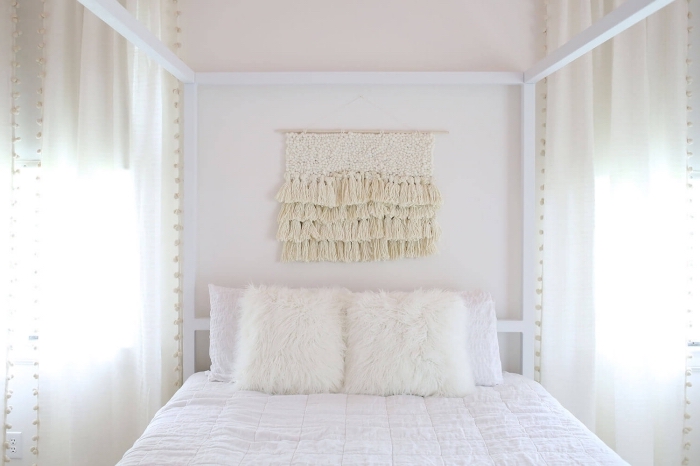 comment créer une déco romantique dans une chambre fille en blanc, exemple de suspension murale en noeuds macramé, diy déco chambre