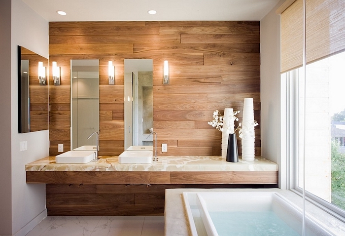 Bois mur et meuble lavabo marbre, baignoire sous le fenêtre avec vue de jardin, plan de travail salle de bain, idée carrelage salle de bain